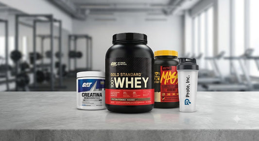 Grupo de suplementos deportivos: Optimum Nutrition Whey Protein, GAT Creatina, Mutant Mass Gainer y Shaker en el mostrador del gimnasio.