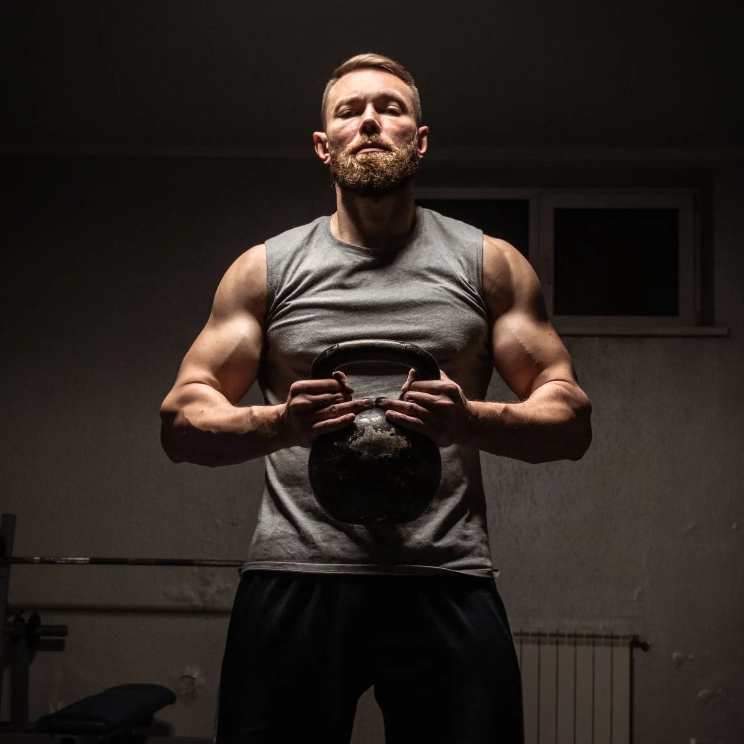 Atleta en fase de volumen para ganar masa muscular, suplementación deportiva premium de PROTE,INC.