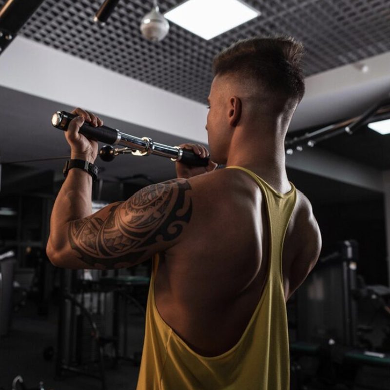 Hombre entrenando tríceps en polea, colección Fuerza — PROTE,INC.
