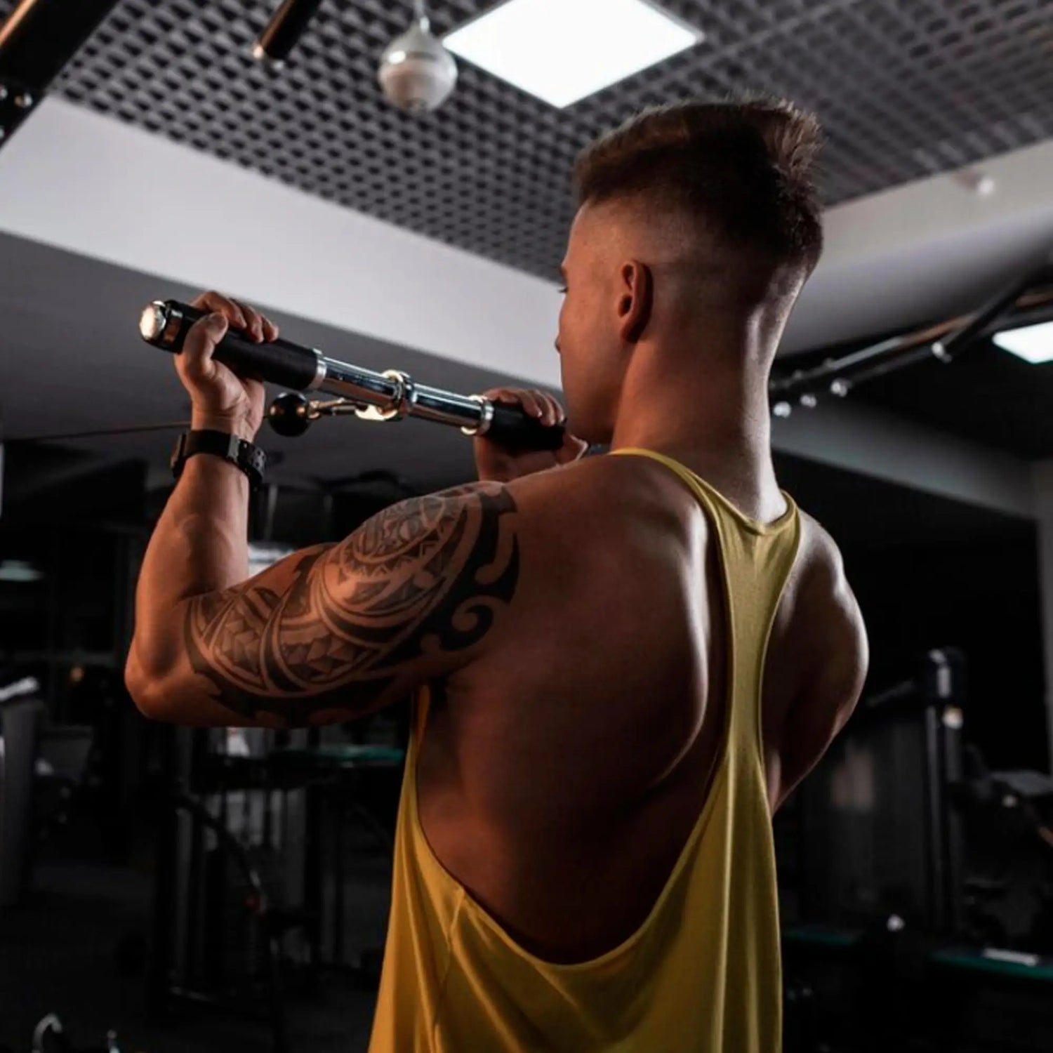 Atleta entrenando con barras y pesas para ganar fuerza muscular, suplementos deportivos de PROTE,INC