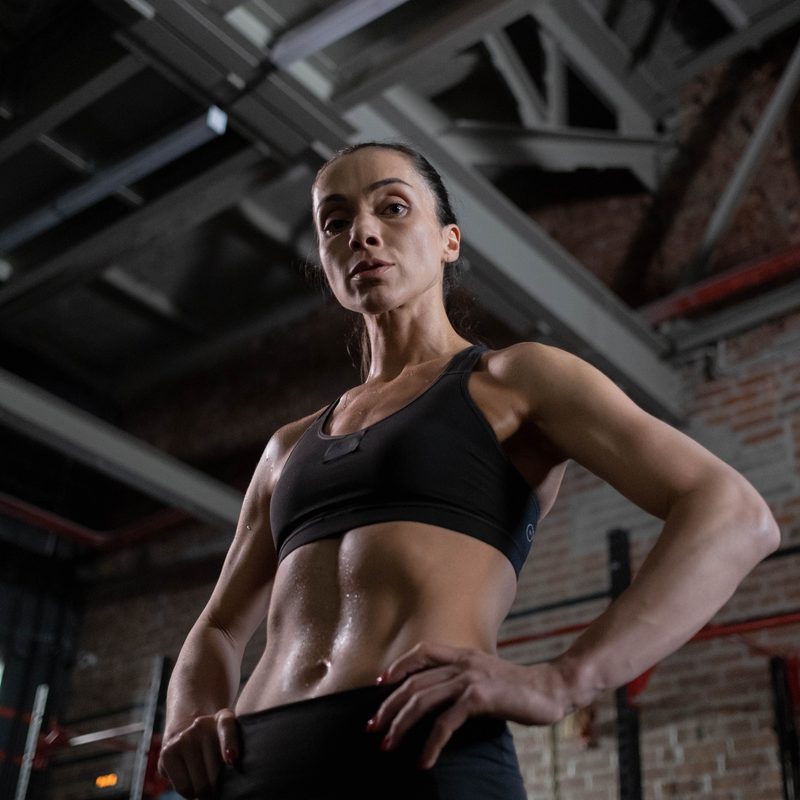 Mujer con abdomen definido, colección Pérdida de Peso y Definición